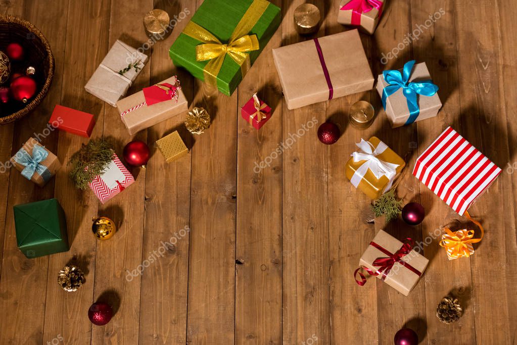 Set van houten cadeaus gepresenteerd als online bundel