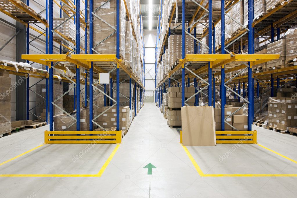 Magazijnomgeving met houten producten klaar voor verzending