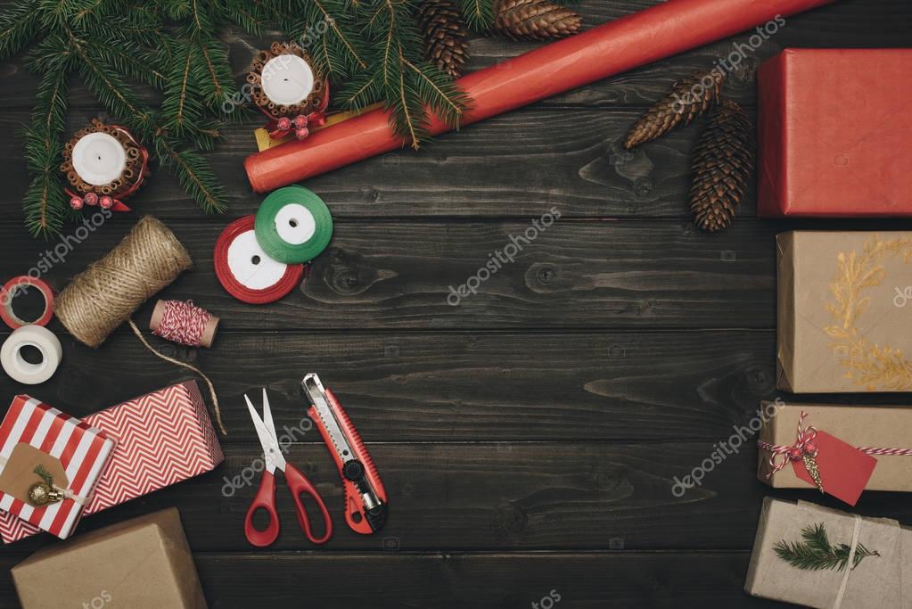 Gegraveerde houten cadeaukaartjes aan geschenkverpakking